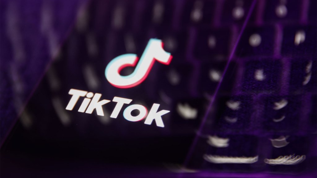 Os anúncios do TikTok agora incluirão avatares de IA de criadores e atores de estoque